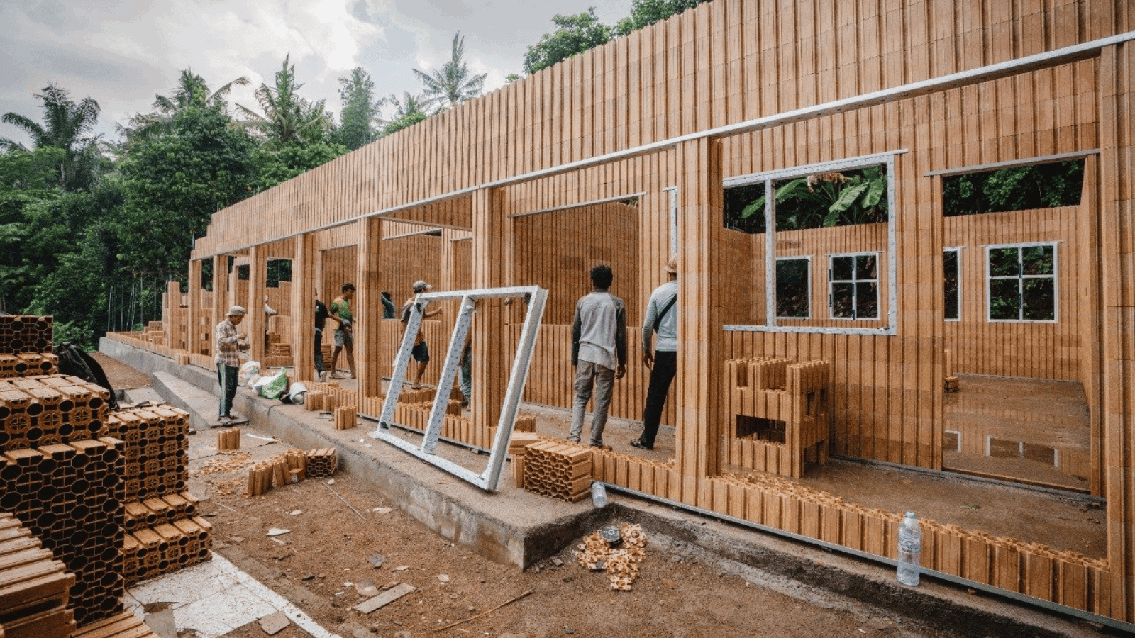 Read more about the article First In The World, This Elementary School Was Built Using Bricks Made Of Plastic Waste