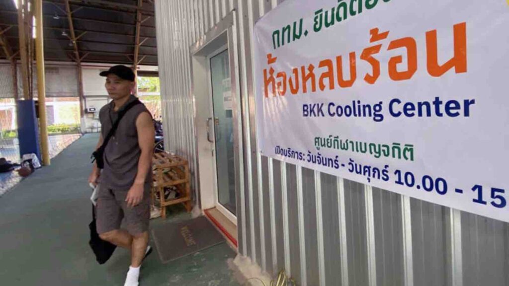 A man leaves the so-called "cooling center" at Benchakitti Sports Centre in Bangkok on April 11. The Bangkok Metropolitan Administration has launched 304 BKK Cooling Centers, across the city, allowing residents to take refuge from the heat, drink some water and avoid extreme temperatures. (Photo: Pornprom Satrabhaya) Please credit and share this article with others using this link: https://www.bangkokpost.com/thailand/general/3239804/bangkok-swelters-in-danger-zone-for-19-straight-days. View our policies at http://goo.gl/9HgTd and http://goo.gl/ou6Ip. © Bangkok Post PCL. All rights reserved.