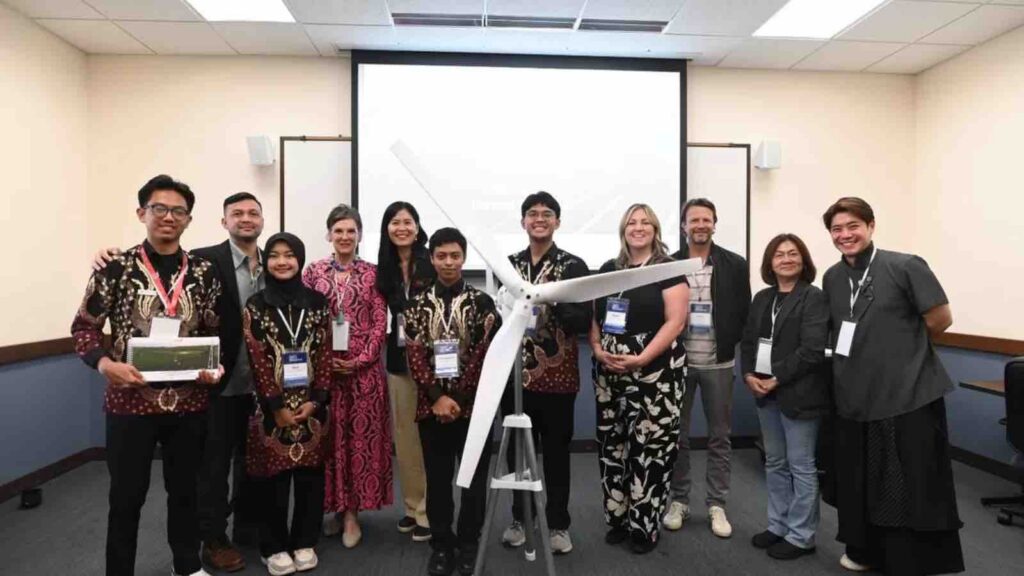 The TERANGIN team, a startup fostered by Pertamina, successfully placed in the top 6 when appearing at the Fowler Global Social Innovation Challenge 2026 event held at the University of San Diego, (Doc. Pertamina)