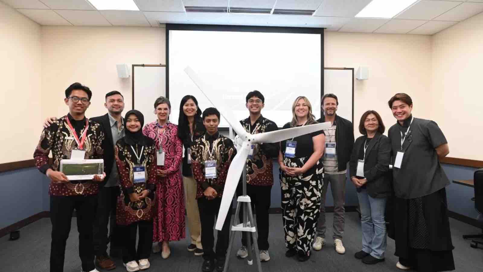 The TERANGIN team, a startup fostered by Pertamina, successfully placed in the top 6 when appearing at the Fowler Global Social Innovation Challenge 2026 event held at the University of San Diego, (Doc. Pertamina)