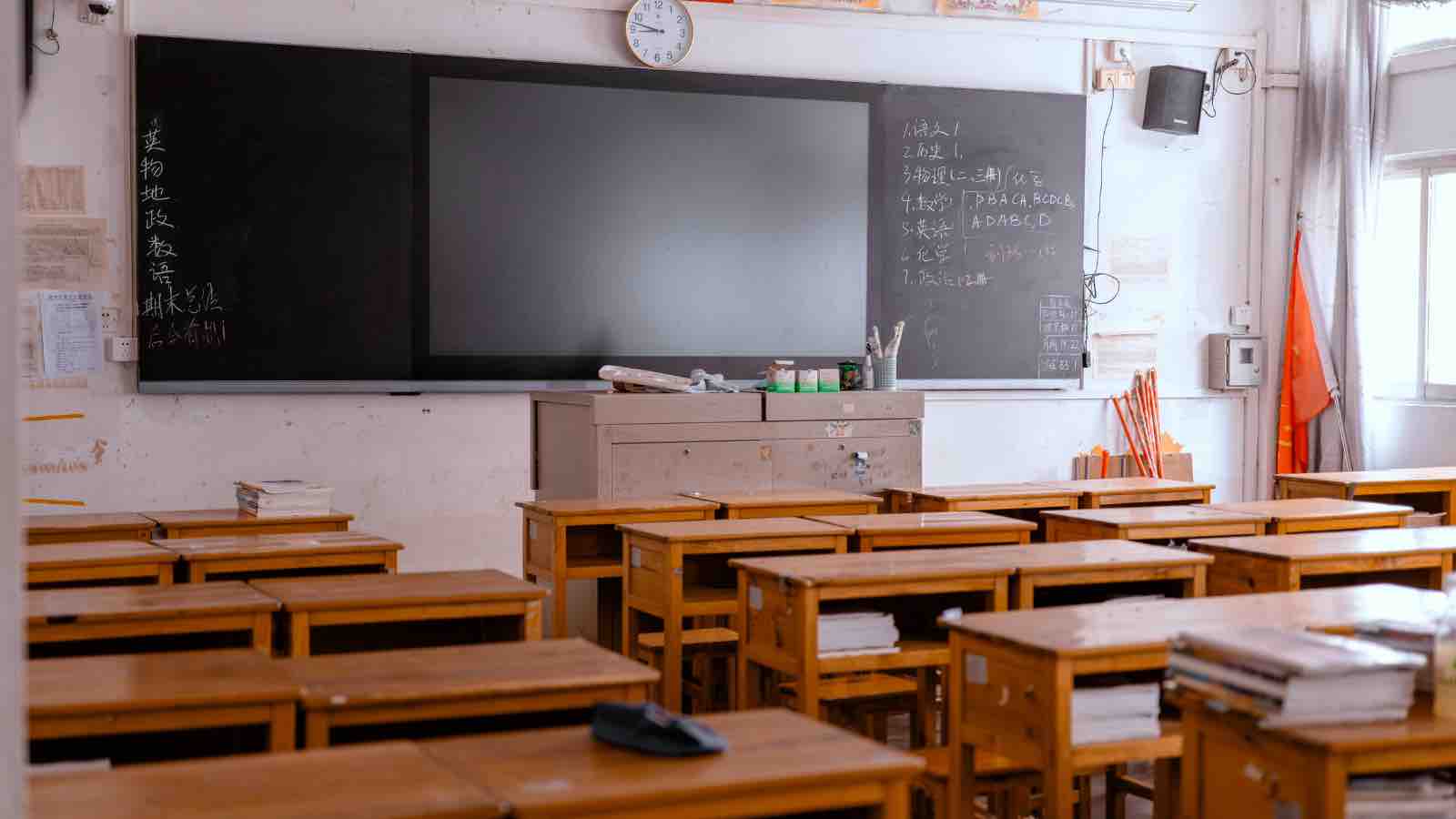 Empty Classroom with Blackboard and Desks by 晓鸟 蓝 from Pexels