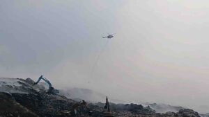 Petugas dan sejumlah alat berat beraktivitas di area kebakaran TPA Jatiwaringin, Mauk, Kabupaten Tangerang, untuk melakukan pemadaman pada Jumat (3/7/2026). ANTARA/Azmi Samsul M.