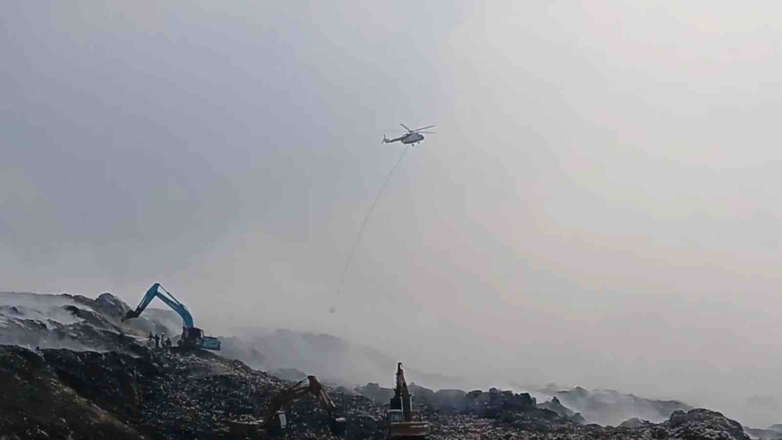 Petugas dan sejumlah alat berat beraktivitas di area kebakaran TPA Jatiwaringin, Mauk, Kabupaten Tangerang, untuk melakukan pemadaman pada Jumat (3/7/2026). ANTARA/Azmi Samsul M.