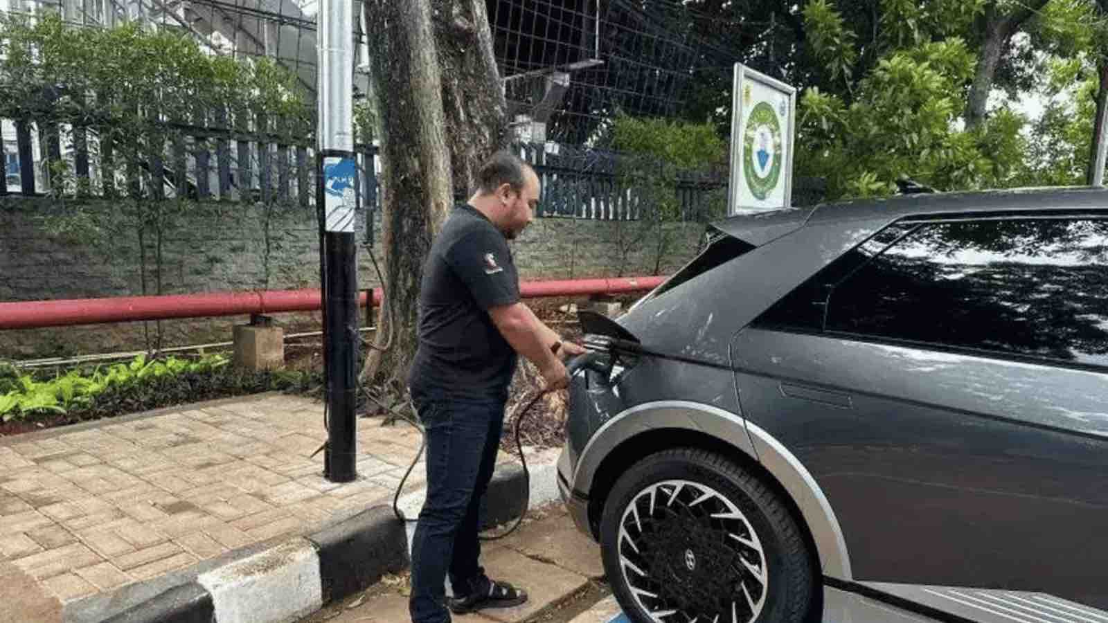 Read more about the article PLN’s Innovation : Transforming Electric Poles into EV Charging Stations Across Jakarta