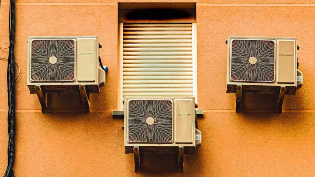 heatwave / air conditioning image by Jose Antonio Gallego Vázquez on Unsplash