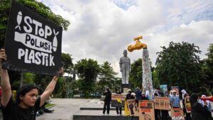 plastic crisis by Juni Kriswanto / AFP