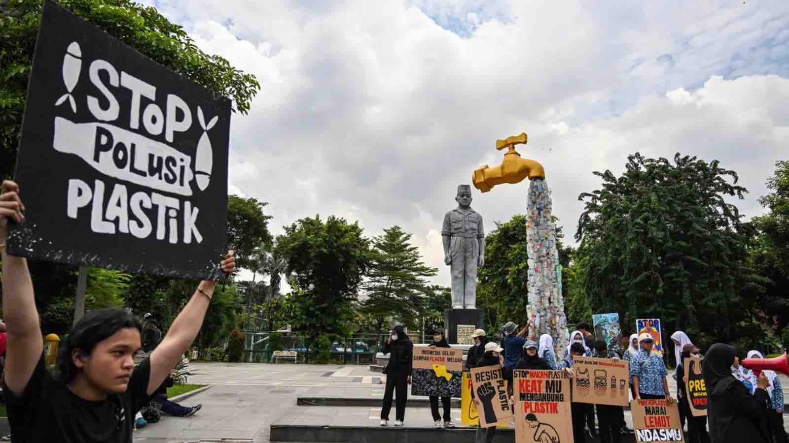 Read more about the article A Symbolic Art Installation of a Faucet Pouring Plastic Bottles Calls for Change in Indonesia’s Plastic Crisis