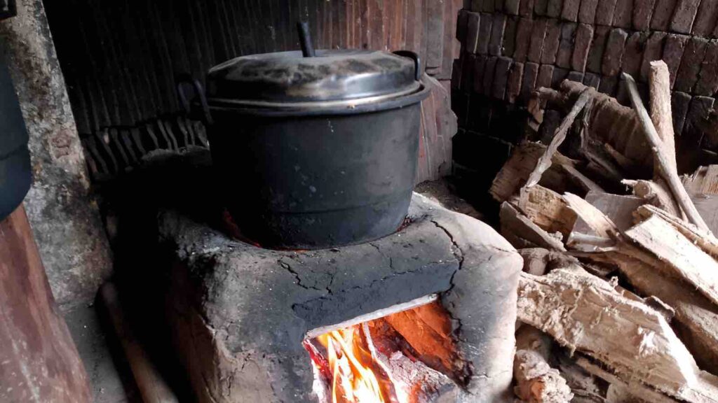 traditional cooking pot by Wahrur Rozi by Luaku Design