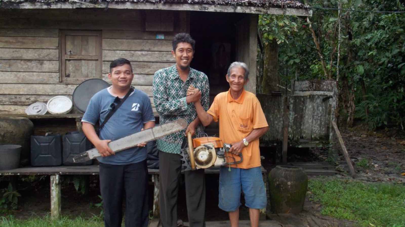 Read more about the article Chainsaw Buyback Program: How a Grassroots Initiative is Saving Borneo’s Rainforests and Empowering Communities