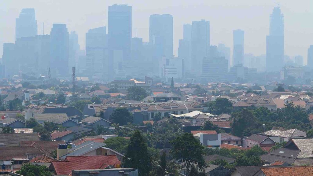 image : Jakarta skyline by Cris Andrei from Getty Images