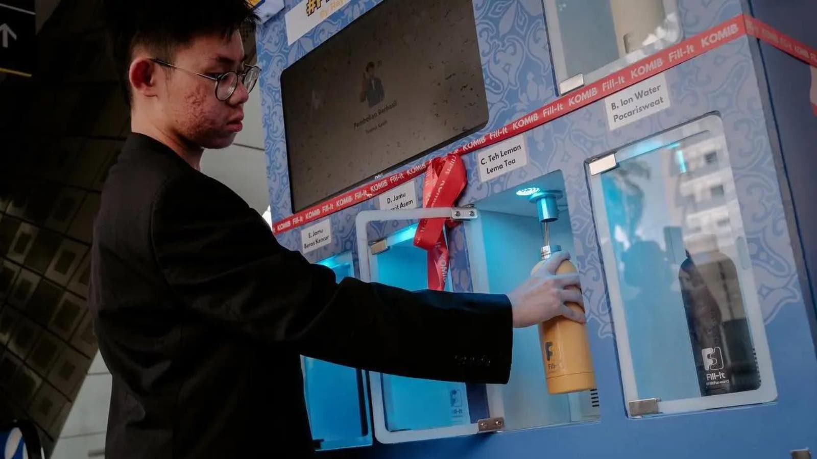 Read more about the article Innovative Fill-It Water Refill Machine Debuts at Bus Stop, Aiming to Reduce Plastic Waste