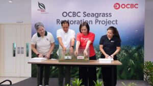 From L to R: Ms Hwang Yu-Ning, CEO, NParks; Mr Tan Kiat How, Senior Minister of State for Digital Development & Information and National Development; Ms Helen Wong, Group CEO, OCBC; and Dr Theresa Su, Lecturer, NUS.