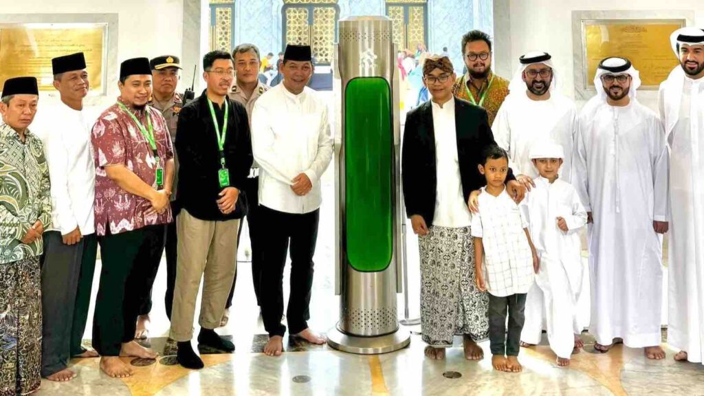 Microforest equivalent to 5 fifteen-year-old trees installed at Sheikh Zayed Grand Mosque in Surakarta. Photo: Specia