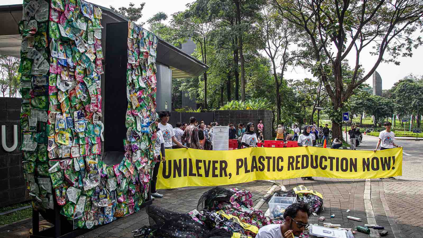 Read more about the article Greenpeace Confronts Unilever in Jakarta Over Plastic Waste, Demands Accountability