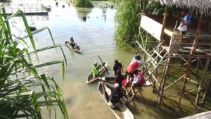 Sahabat Alam di Tebat Rasau. Selain melestarikan alam, mereka juga belajar bagaimana menggunakan sampan dengan baik. (Foto: Adhi via kliknusae)