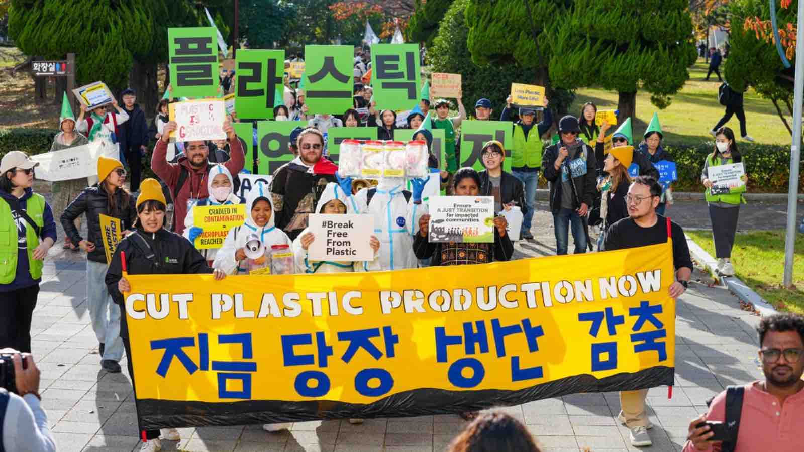 Read more about the article Busan Protest Demands Bold Action as Plastic Treaty Talks Reach Crucial Stage