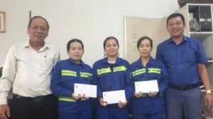 The leadership of Da Nang Urban Environment Joint Stock Company and Hai Chau Environment Enterprise presented awards for “good people, good deeds” to workers who returned lost items. Photo: NAM TRAN