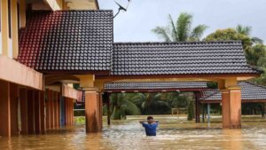 Kuala Terengganu, Malaysia.- A man walks through a flooded area in Kuala Terengganu, Malaysia, 21 December 2022. EFE/EPA/STR