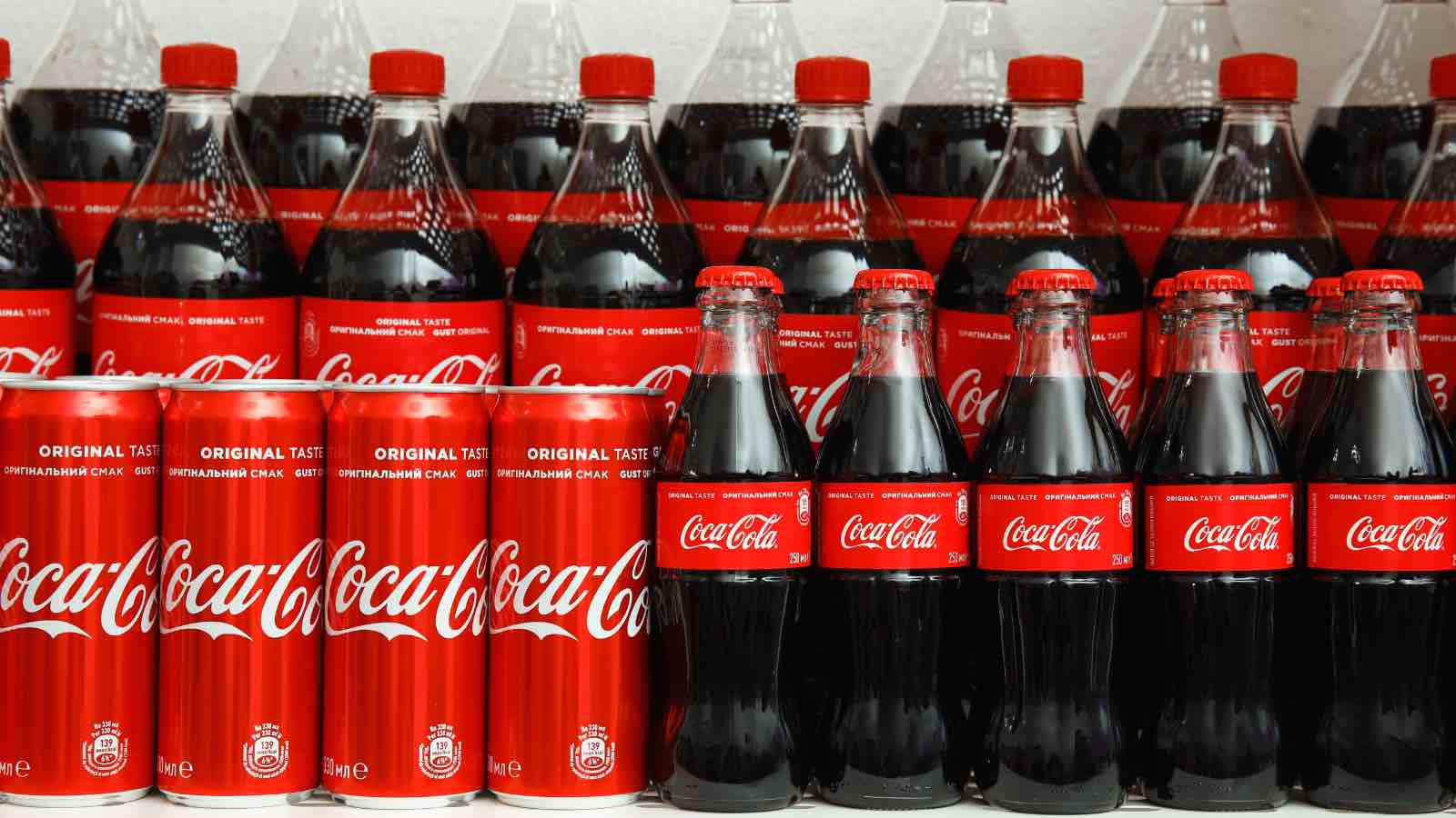 Read more about the article Coca-Cola Faces Backlash for Quietly Dropping Reusable Packaging Pledge Amid New Sustainability Goals