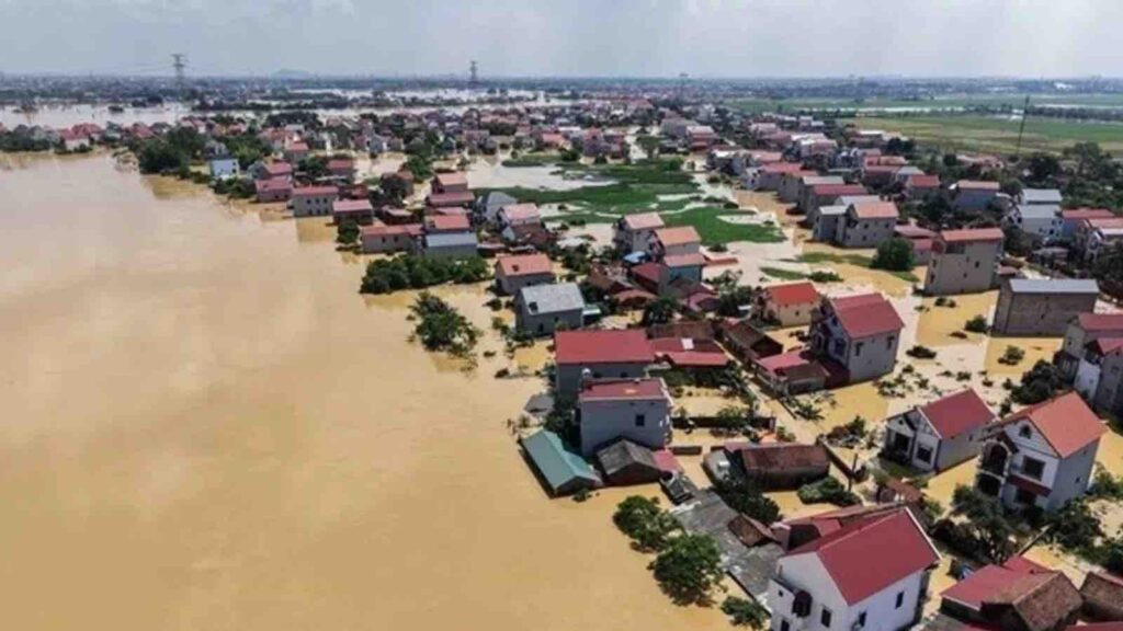 Floodwaters from the Cau and Ca Lo rivers in Vietnam have overtopped the surface of the embankment along a 7.5km stretch. PHOTO: VIETNAM NEWS/ASIA NEWS NETWORK