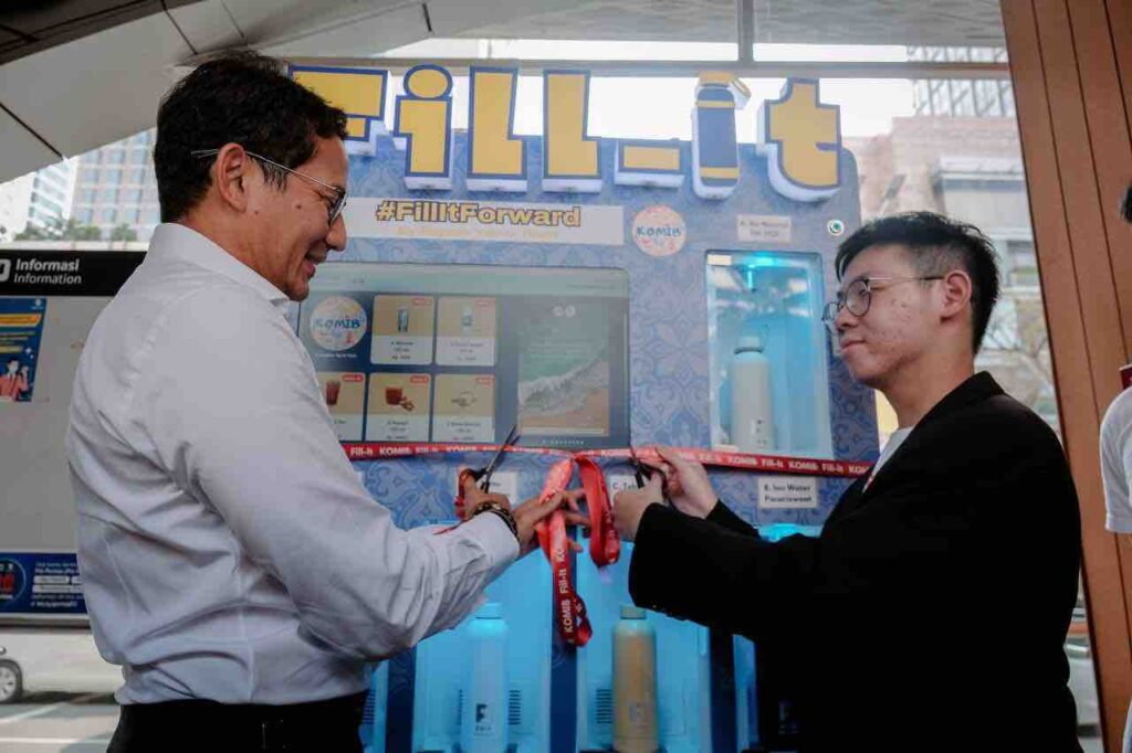 Minister of Tourism and Creative Economy Sandiaga Uno, along with Fill It initiator Rayden Yap, launched the new KOMIB Fill It machine at the Bundaran HI MRT Station in Jakarta on Wednesday, August 14, 2024. (image by Ministry of Tourism and Creative Economy)