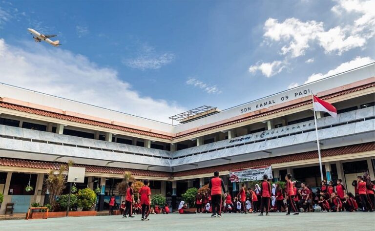 Samsonite Indonesia installed damper panels from used suitcases at an elementary school. Credit : Samsonite Indonesia